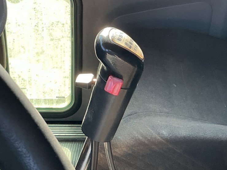 2015-peterbilt-367-image-23