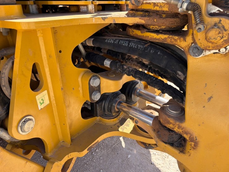 2021-caterpillar-420f2-it-image-8