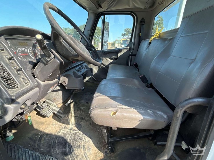 2018-freightliner-m2-106-image-12