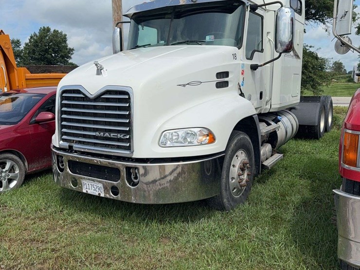 2013-mack-semi,-728,000-miles,-445hp,-m-drive-auto,-dual-line-wet-kit,-11r-24.5-tires,-deleted,-no-def,-vin--1m1aw07y8dm028609-image-1