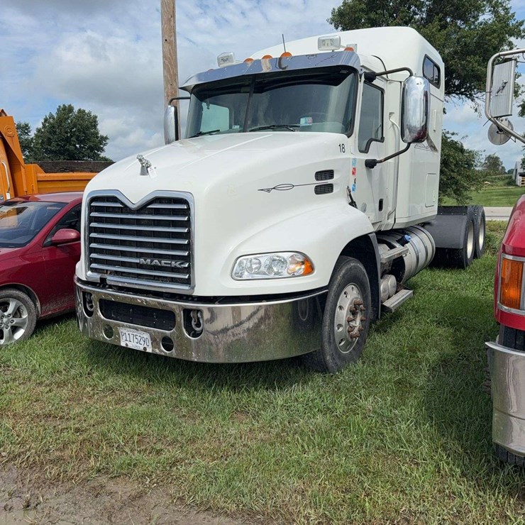 2013 Mack Semi, 728,000 miles, 445hp, M Drive Auto, Dual Line Wet Kit, 11R 24.5 Tires, Deleted, no def, VIN- 1M1AW07Y8DM028609