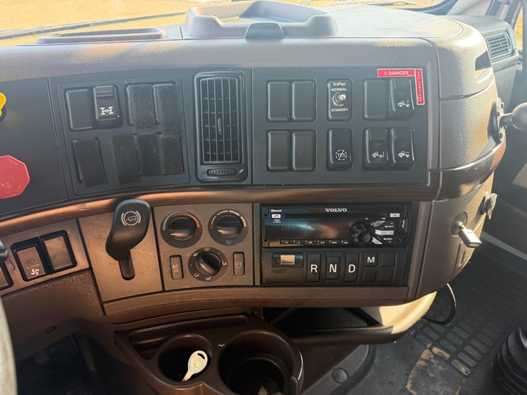 #16234-•-2018-volvo-vnl64t670apu-image-16