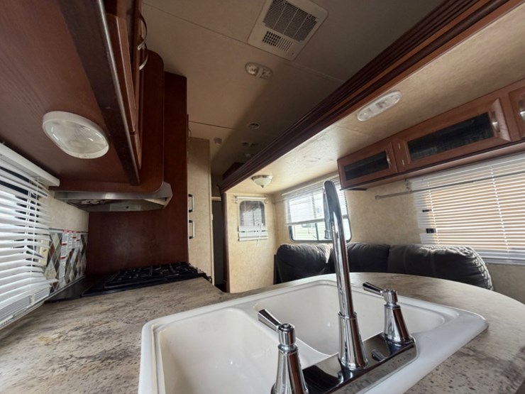 2015-wildwood-5th-wheel-image-8