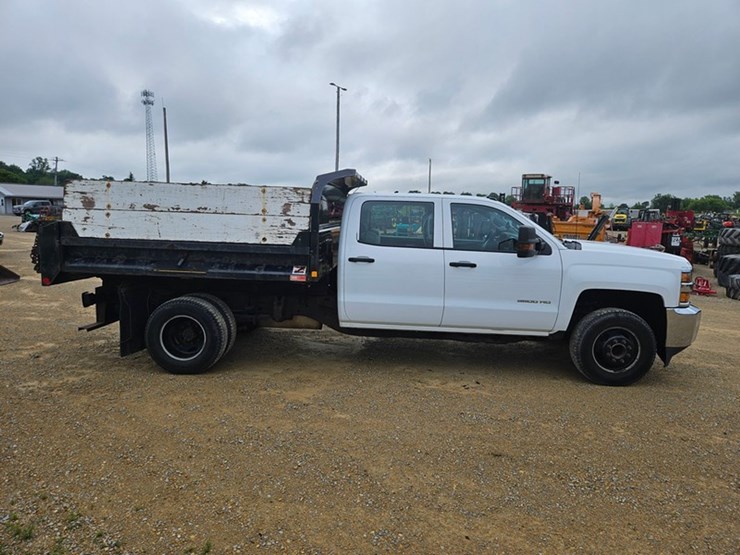 2016-chevrolet-3500-image-6