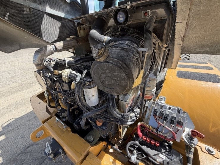 2018-deere-324k-image-16