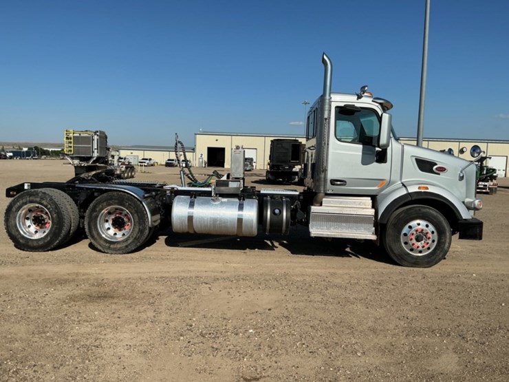 2019-peterbilt-567-image-4