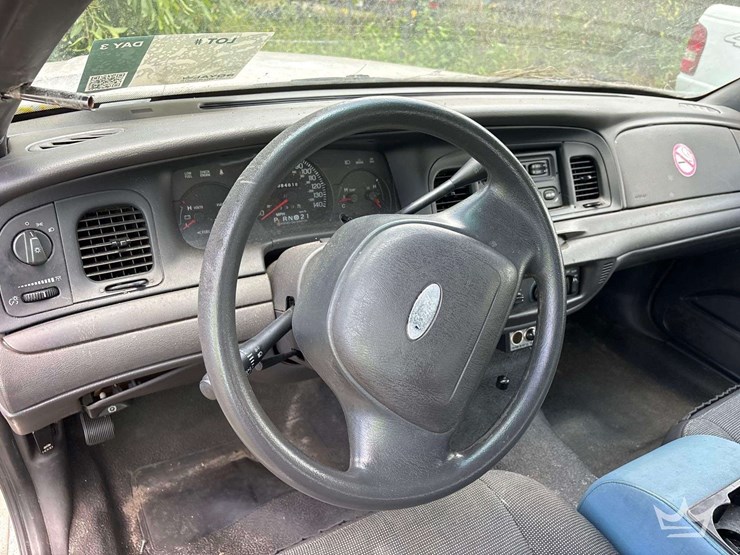 2003-ford-crown-victoria-sedan-image-13