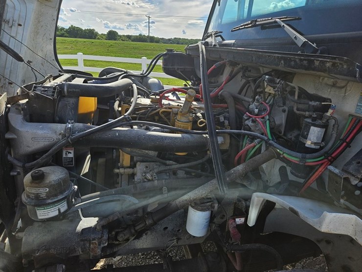2002-freightliner-fl80-image-9