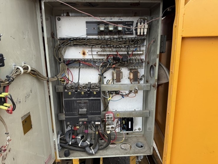 caterpillar-150-kw-image-12