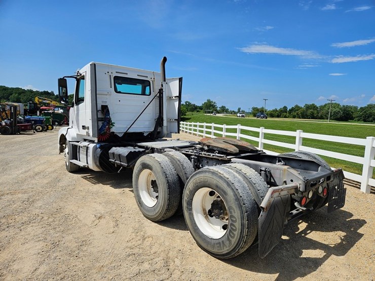 #65-•-2012-volvo-vnl-day-cab-tandem-axle-semi-tractor-image-3