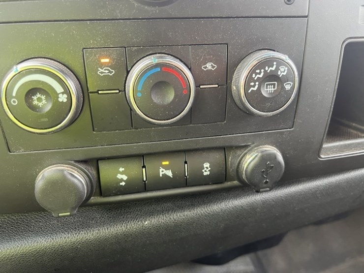 2014-chevrolet-silverado-3500-image-39