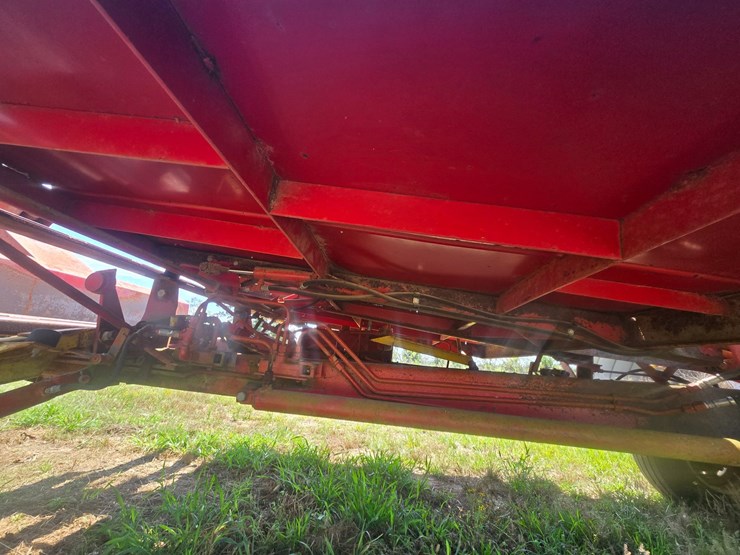 new-holland-1033-image-38