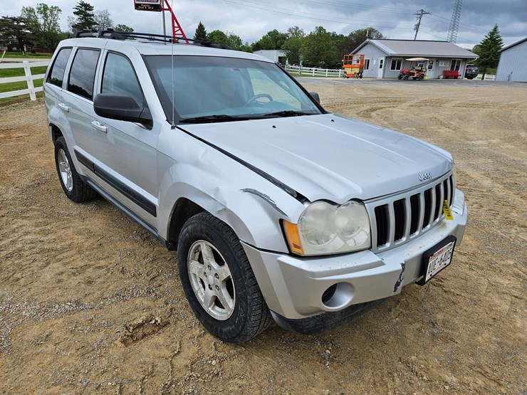 #60-•-2007-jeep-sport-utility-sedan-image-44