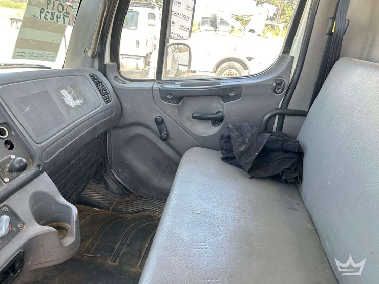 2019-freightliner-m2-106-image-18