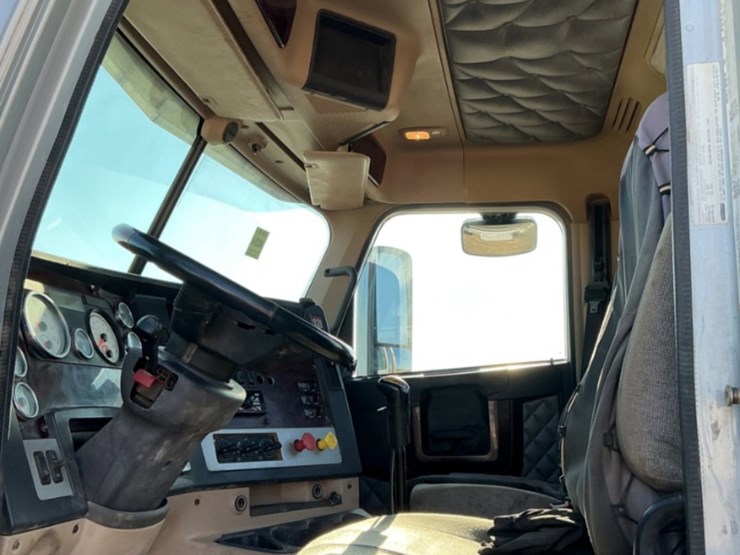 2015-freightliner-coronado-122-sd-image-19