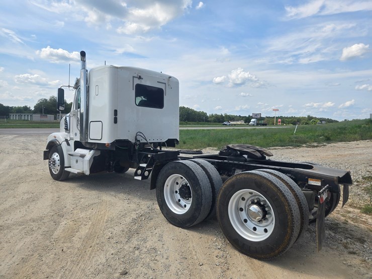 2017-freightliner-122sd-image-11