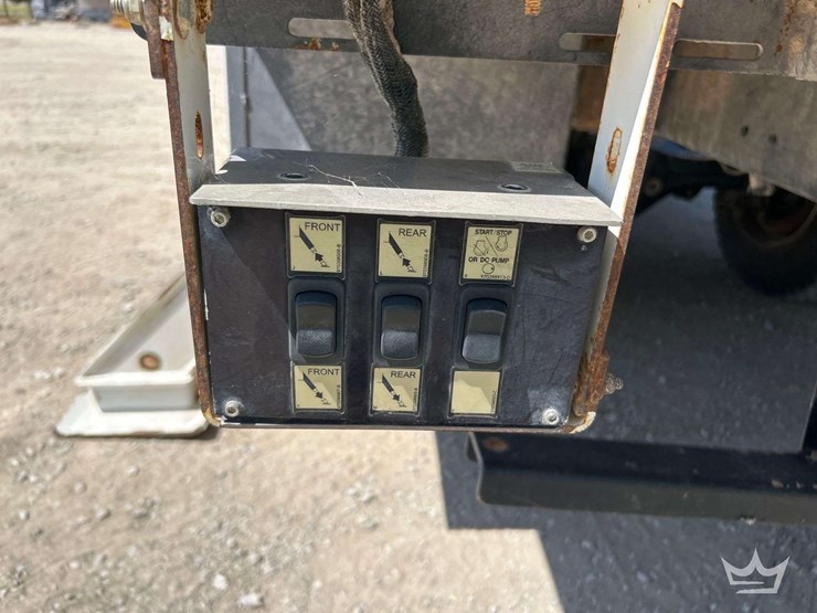 2019-freightliner-m2-106-image-24