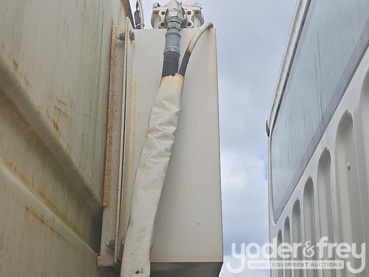 2013-freightliner-m2-106-image-36