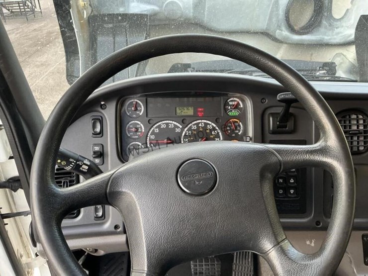2016-freightliner-114sd-image-20