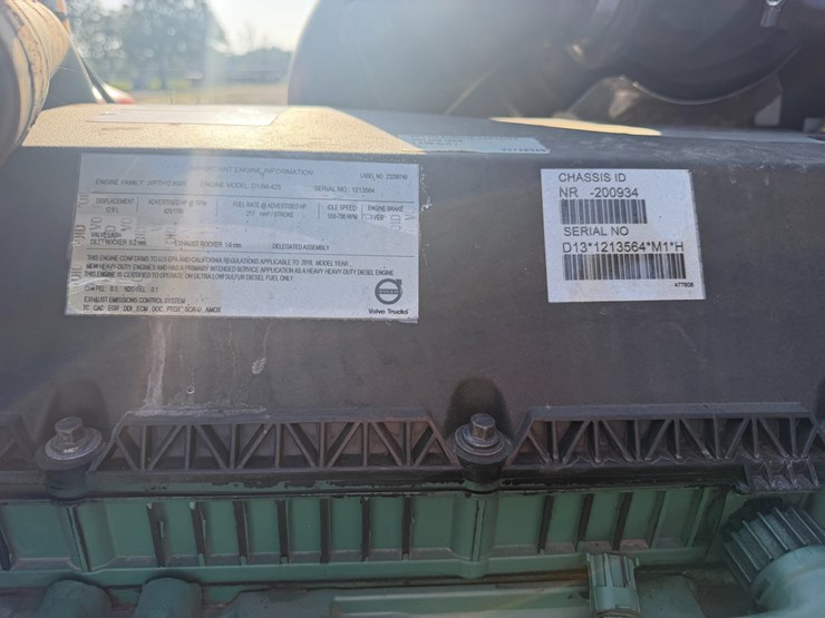 2019-volvo-vnl64t670-image-10