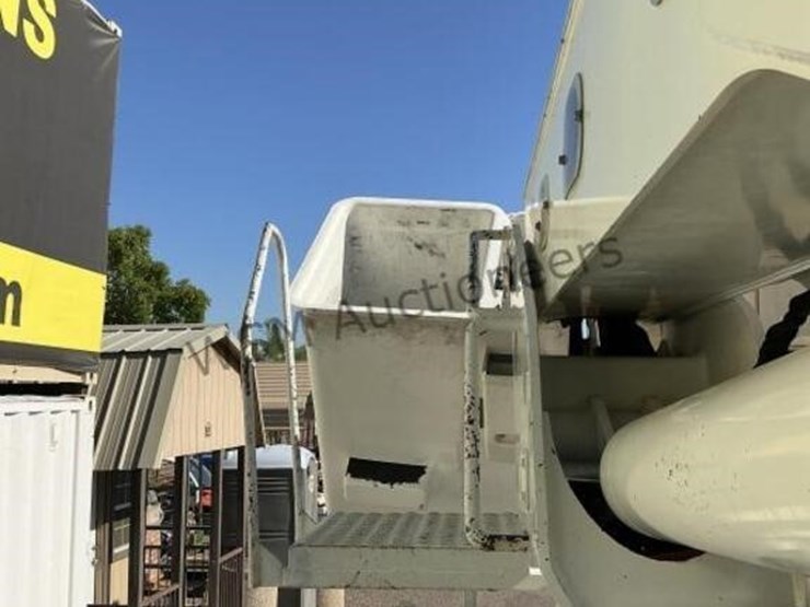 2012-freightliner-m2-106-image-16