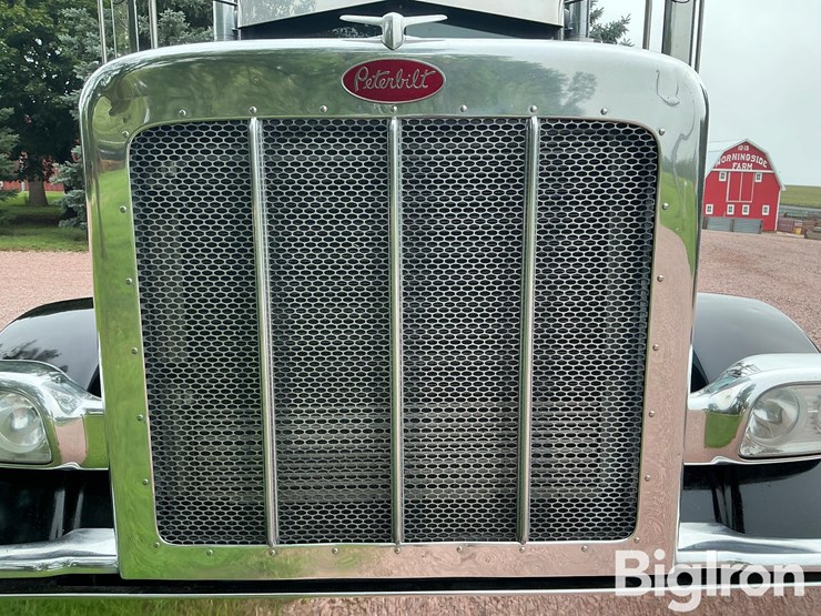 2017-peterbilt-389-image-11