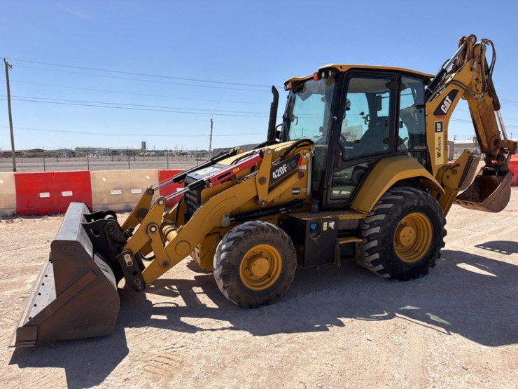 2021-caterpillar-420f2-it-image-1