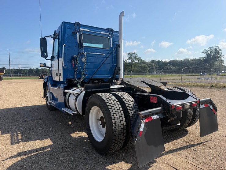 2017-volvo-vnl42t300-image-3