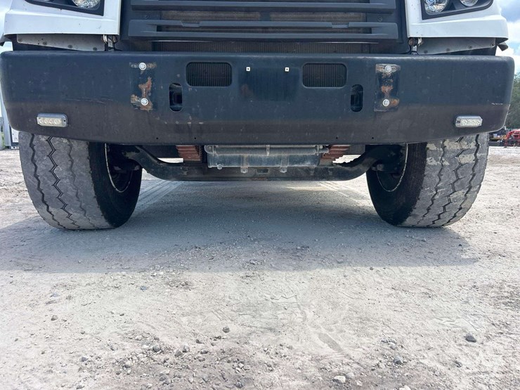 2015-freightliner-114sd-image-14