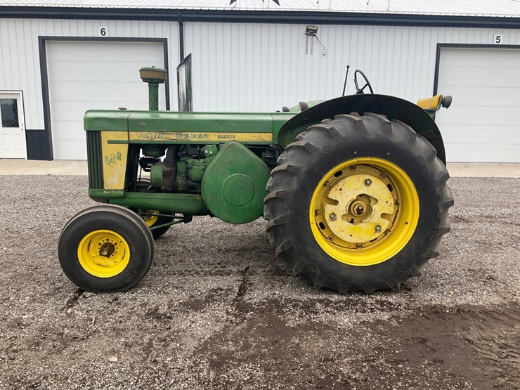 1958-john-deere-820-image-2
