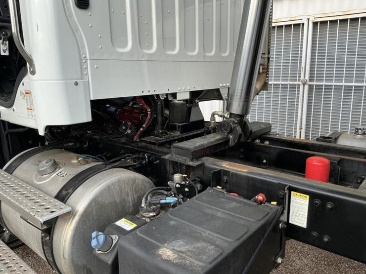 2016-freightliner-114sd-image-31