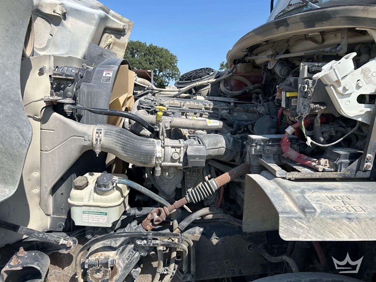2015-freightliner-114sd-image-8