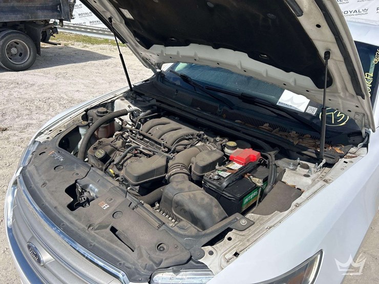 2017-ford-taurus-sedan-image-9