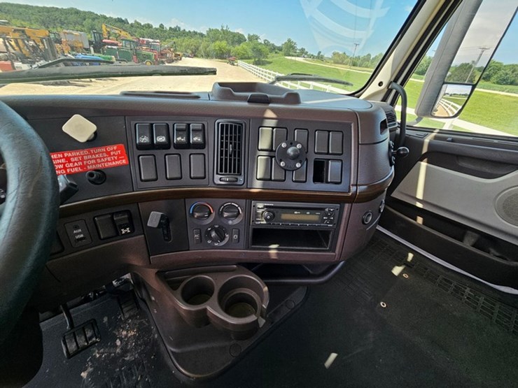 #65-•-2012-volvo-vnl-day-cab-tandem-axle-semi-tractor-image-54