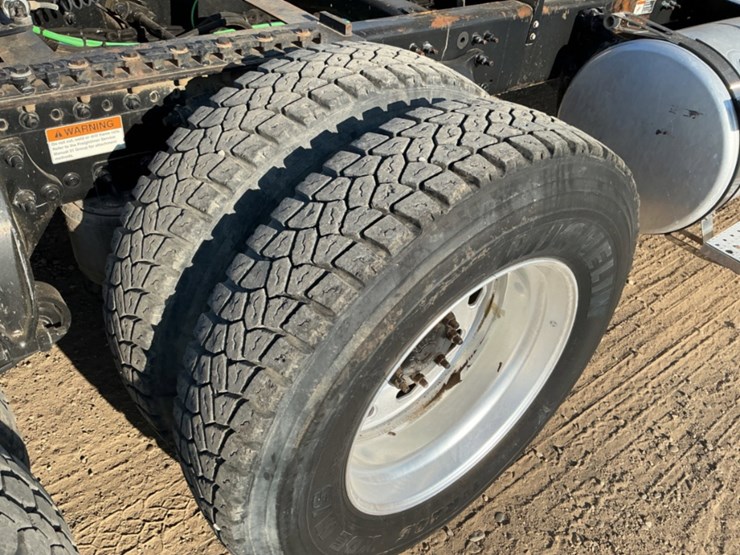 2015-freightliner-coronado-122-sd-image-16