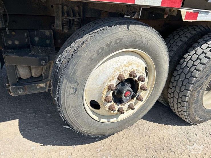 2015-freightliner-114sd-image-36