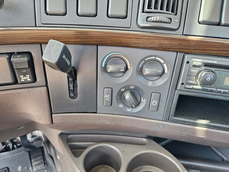 #65-•-2012-volvo-vnl-day-cab-tandem-axle-semi-tractor-image-52