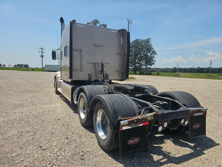 2015-peterbilt-386-image-11