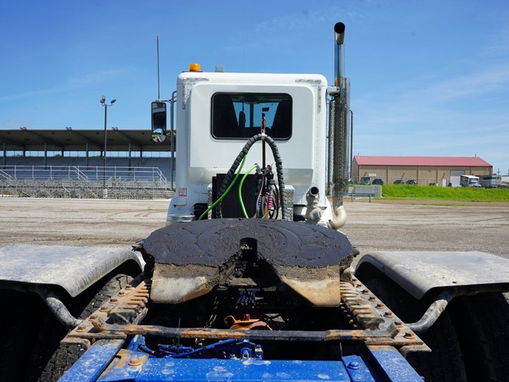 2015-peterbilt-365-t/a-daycab-truck-tractor-image-13