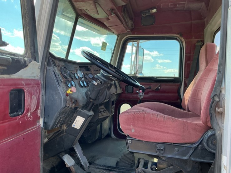 2000-peterbilt-379-image-15