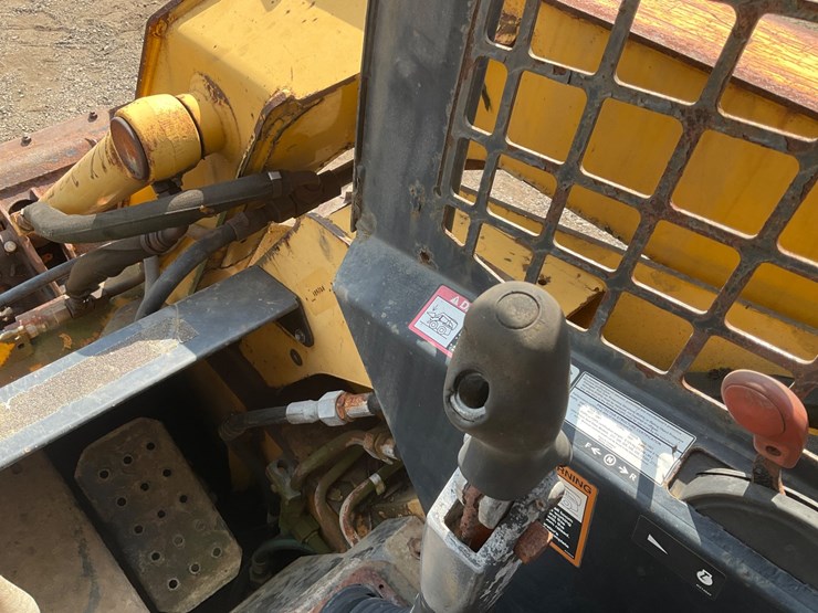 john-deere-325-image-24