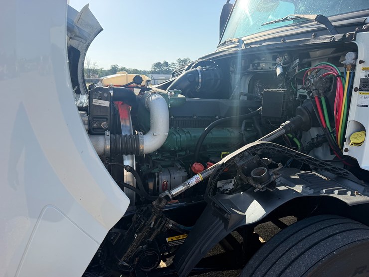 2016-volvo-vnl64t670-image-8