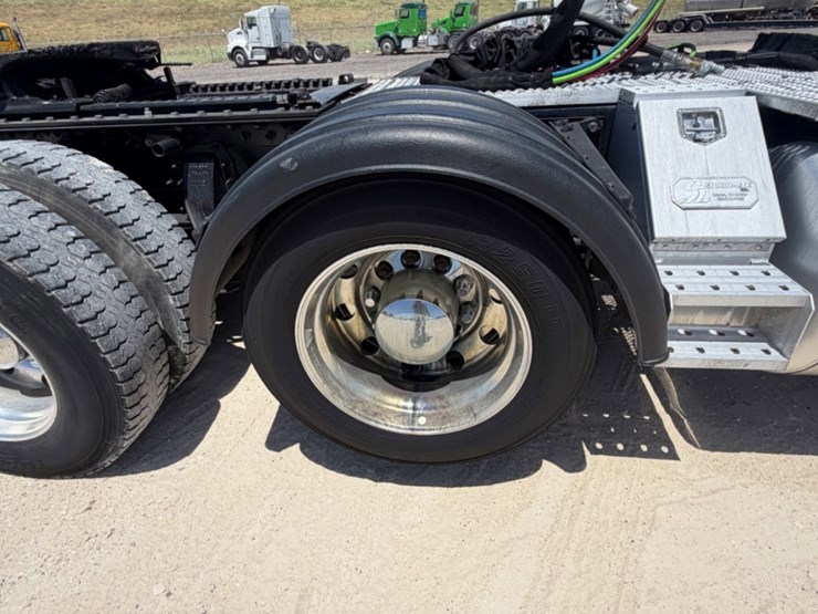 2020-peterbilt-389-image-18