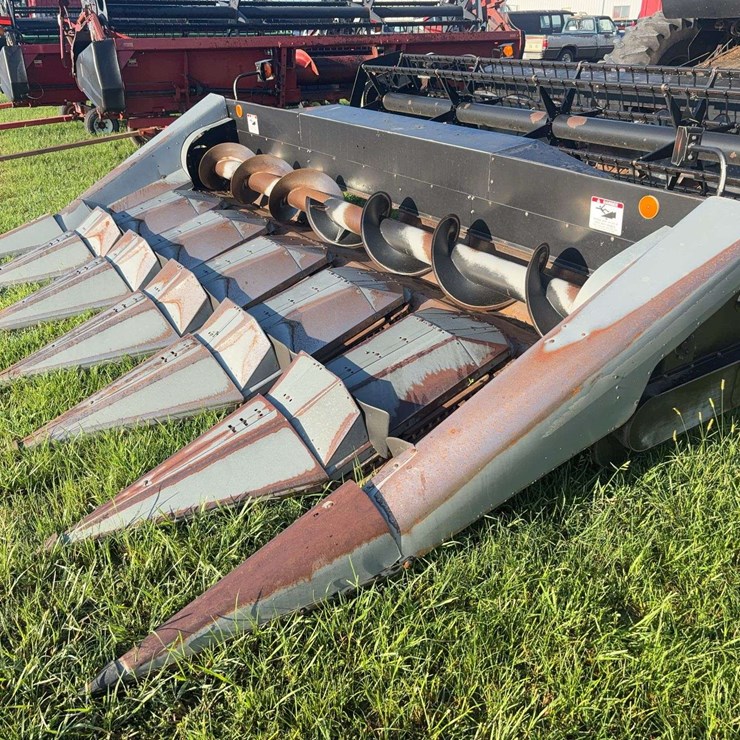 AGCO 630 hugger corn head, 6 row, 30"