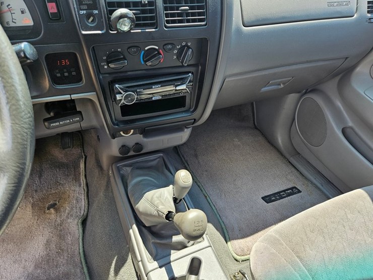 #25-•-2002-toyota-4x4-pickup-truck-image-35