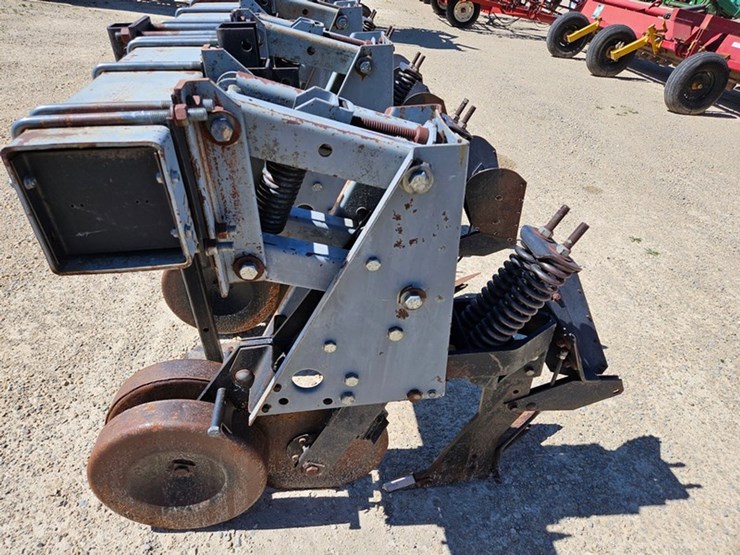 #80-•-hiniker-3pt-8-row-30"-cultivator-image-12