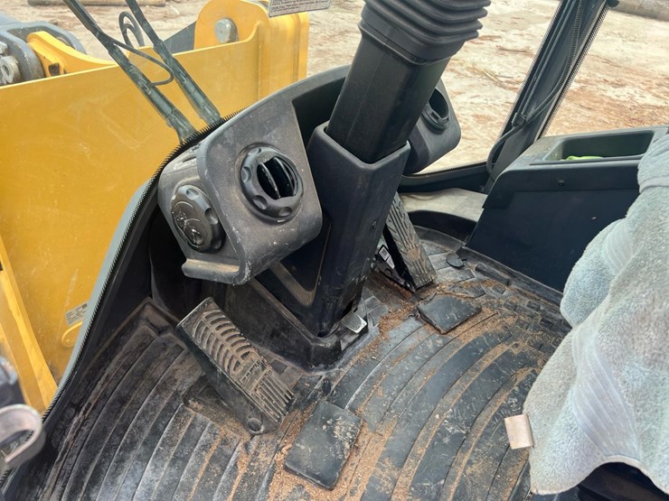 2020-deere-344l-image-40