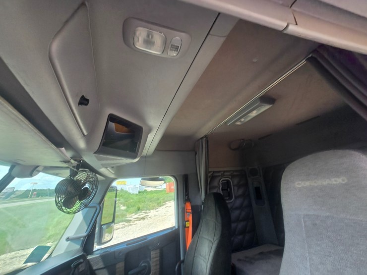 2017-freightliner-122sd-image-47