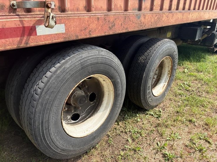 1995-ford-8000-image-11