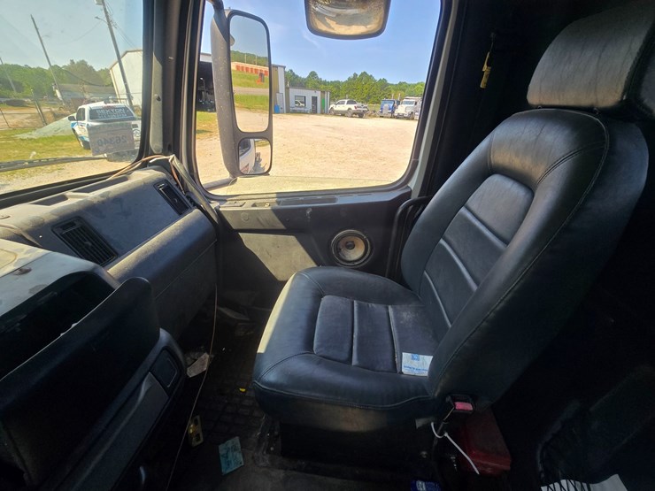 1999-volvo-vn-image-54